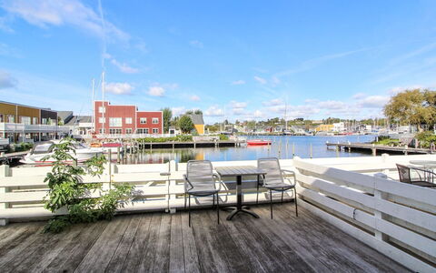 Nalle - 5M from the Sea: Dak, Huis, Land Lot, Huis, Verblijf, Landgoed, Garden Gebouwen, Schaduw, Blokhut, Landscaping