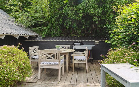 Stefani - 1Km from the Sea: Meubilair, Buitenmeubels, Buitentafel, Struik, Stoel, Tuin, Tafel, Bloempot, Schaduw, Backyard