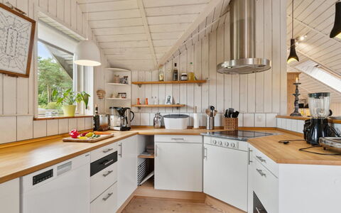 Stefani - 1Km from the Sea: Keuken, Countertop, Flooring, Hout, Interieur Ontwerp, Plafond, Toestel Van De Keuken, Cabinetry, Lichte Inrichting, Verdieping