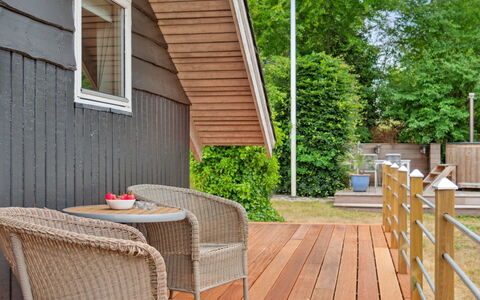 Stefani - 1Km from the Sea: Hout, Houten Vloer, Hardwood, Flooring, Dek, Plank, Beits, Veranda, Buitenmeubels, Siding