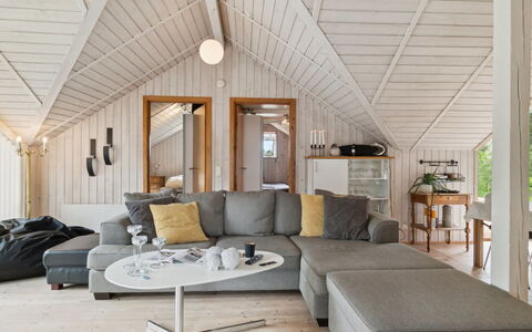 Stefani - 1Km from the Sea: Hout, Flooring, Interieur Ontwerp, Plafond, Meubilair, Bankstel, Verdieping, Woonkamer, Huis, Houten Vloer