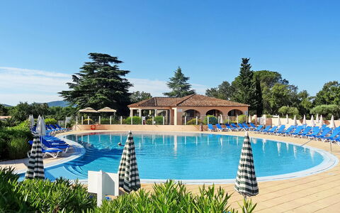 Les Parcs de Grimaud: Water, Lucht, Fabriek, Zwembad, Boom, Vrije Tijd, Landschap, Badplaats