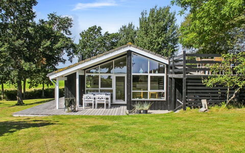 Lilla - 120M from the Sea: Huis, Verblijf, Deur, Landgoed, Siding, Veranda, Boerderij, Garden Gebouwen, Schaduw, Werf