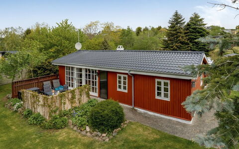 Vian - 200M from the Sea: Hout, Huis, Dak, Verblijf, Struik, Huis, Tuin, Siding, Garden Gebouwen
