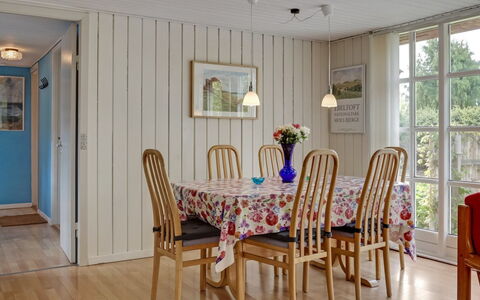 Vian - 200M from the Sea: Interieur Ontwerp, Flooring, Meubilair, Hout, Verdieping, Plafond, Eetkamer, Houten Vloer, Kamer, Keuken En Eettafel
