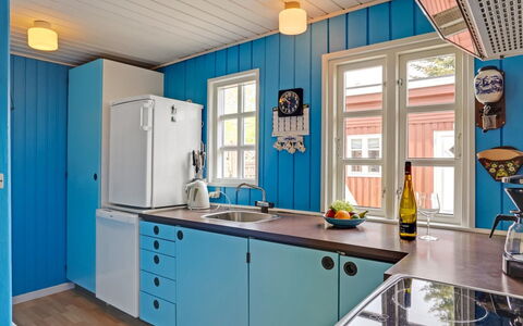 Vian - 200M from the Sea: Interieur Ontwerp, Flooring, Verdieping, Wastafel, Plafond, Keuken, Countertop, Loodgieterswerkinrichting, Kamer, Kraan