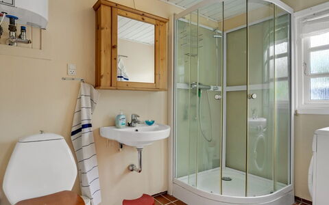 Vian - 200M from the Sea: Loodgieterswerkinrichting, Badkamer, Flooring, Verdieping, Interieur Ontwerp, Wc Bril, Wastafel In De Badkamer, Wastafel, Toilet, Loodgieter