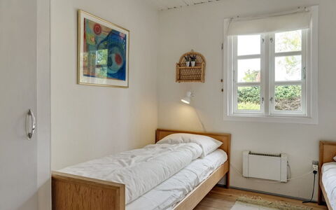Vian - 200M from the Sea: Bed, Slaapkamer, Muur, Bedding, Hout, Meubilair, Laken, Verdieping, Interieur Ontwerp, Flooring