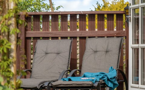 Vian - 200M from the Sea: Meubilair, Hout, Buitenmeubels, Stoel, Hardwood, Beits, Klapstoel, Tuin, Plank, Openluchtbank