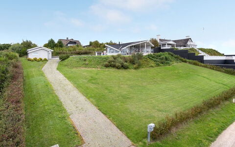 Eilen - 250M from the Sea: Dak, Huis, Huis, Verblijf, Deur, Siding, Dek, Veranda, Plank, Hardwood