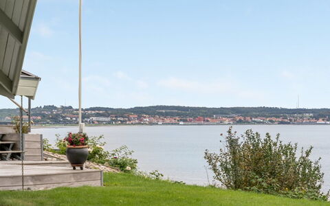 Eilen - 250M from the Sea: Dak, Huis, Huis, Verblijf, Deur, Siding, Dek, Veranda, Plank, Hardwood