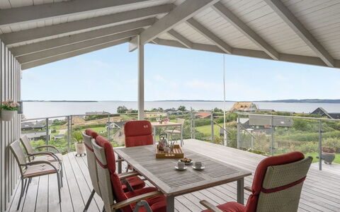 Eilen - 250M from the Sea: Dak, Huis, Huis, Verblijf, Deur, Siding, Dek, Veranda, Plank, Hardwood