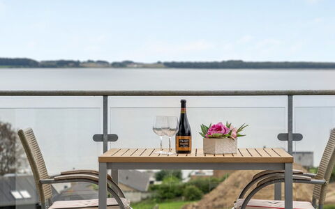 Eilen - 250M from the Sea: Dak, Huis, Huis, Verblijf, Deur, Siding, Dek, Veranda, Plank, Hardwood