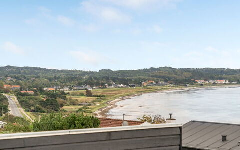 Eilen - 250M from the Sea: Dak, Huis, Huis, Verblijf, Deur, Siding, Dek, Veranda, Plank, Hardwood