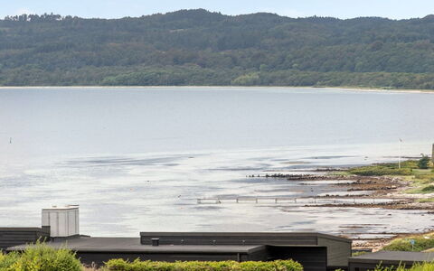 Eilen - 250M from the Sea: Dak, Huis, Huis, Verblijf, Deur, Siding, Dek, Veranda, Plank, Hardwood