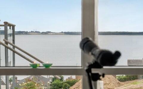 Eilen - 250M from the Sea: Dak, Huis, Huis, Verblijf, Deur, Siding, Dek, Veranda, Plank, Hardwood