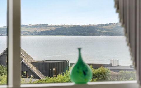 Eilen - 250M from the Sea: Dak, Huis, Huis, Verblijf, Deur, Siding, Dek, Veranda, Plank, Hardwood