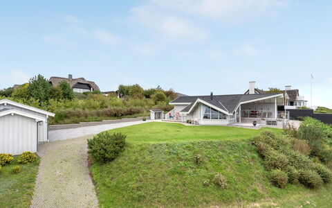 Eilen - 250M from the Sea: Dak, Huis, Huis, Verblijf, Deur, Siding, Dek, Veranda, Plank, Hardwood