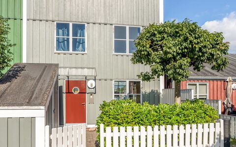 Milo - 5M from the Sea: Struik, Land Lot, Huis, Samengesteld Materiaal, Siding, Tuin, Piketomheining, Hek, Werf, Home Schermen