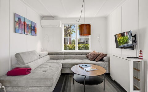 Milo - 5M from the Sea: Meubilair, Interieur Ontwerp, Bankstel, Flooring, Verdieping, Muur, Woonkamer, Hout, Kamer, Tafel