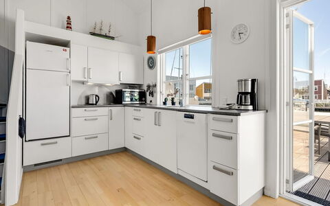 Milo - 5M from the Sea: Keuken, Countertop, Toestel Van De Keuken, Cabinetry, Major Appliance, Flooring, Interieur Ontwerp, Wastafel, Hout, Meubilair