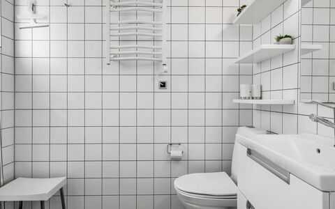 Milo - 5M from the Sea: Loodgieterswerkinrichting, Flooring, Badkamer, Verdieping, Interieur Ontwerp, Loodgieter, Toilet, Wastafel, Wc Bril, Tegel