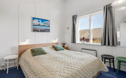 Milo - 5M from the Sea: Slaapkamer, Interieur Ontwerp, Verdieping, Bed, Plafond, Meubilair, Huis, Laken, Appartement, Bed Frame