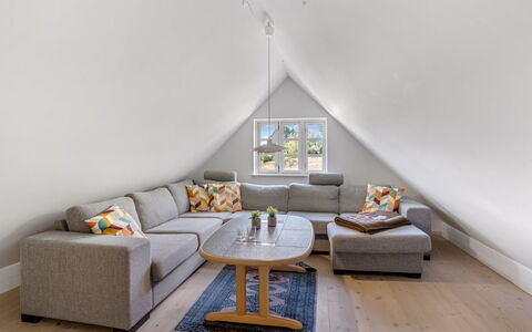 Eva - 1.5Km to the Fjord: Flooring, Interieur Ontwerp, Meubilair, Hout, Verdieping, Bankstel, Woonkamer, Kamer, Verlichting, Huis