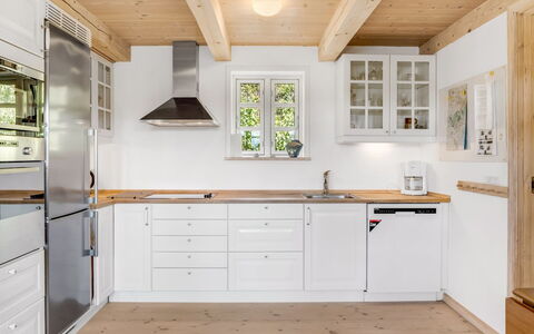 Eva - 1.5Km to the Fjord: Keuken, Flooring, Hout, Countertop, Interieur Ontwerp, Cabinetry, Toestel Van De Keuken, Meubilair, Plafond, Major Appliance