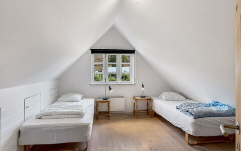 Eva - 1.5Km to the Fjord: Hout, Interieur Ontwerp, Slaapkamer, Flooring, Verdieping, Bed, Plafond, Meubilair, Kamer, Bed Frame