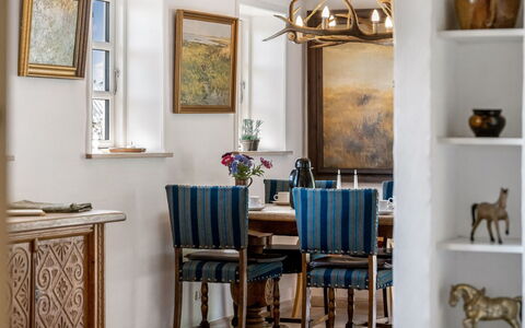 Eva - 1.5Km to the Fjord: Meubilair, Interieur Ontwerp, Hout, Tafel, Verlichting, Flooring, Stoel, Kamer, Huis, Eetkamer