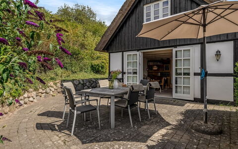 Eva - 1.5Km to the Fjord: Dak, Huis, Verblijf, Struik, Tuin, Bloempot, Patio, Buitentafel, Buitenmeubels, Boerderij
