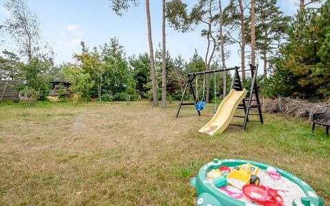 Raafael - 175M from the Sea: Speeltoestel, Dia Van De Speelplaats, Tuin, Gazon, Vrije Tijd, Schaduw, Backyard, Chute, Park, Landscaping