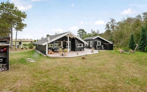 Raafael - 175M from the Sea: Zwembad, Buitenmeubels, Meubilair, Toevlucht, Flagstone, Eco Hotel, Schaduw, Stoel, Vrije Tijd, Landgoed