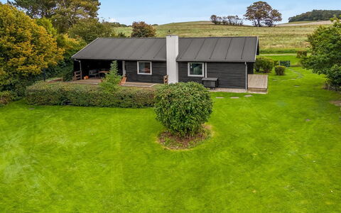 Hila - 900M from the Sea: Gras, Huis, Struik, Dak, Verblijf, Huis, Land Lot, Gazon, Tuin, Groundcover