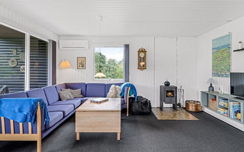 Hila - 900M from the Sea: Flooring, Hout, Meubilair, Verdieping, Interieur Ontwerp, Plafond, Bankstel, Kamer, Huis, Woonkamer