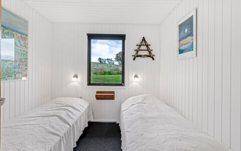 Hila - 900M from the Sea: Hout, Slaapkamer, Verdieping, Bed, Plafond, Flooring, Bed Frame, Bedding, Laken, Hardwood