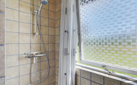 Hila - 900M from the Sea: Muur, Interieur Ontwerp, Flooring, Verdieping, Badkamer, Loodgieterswerkinrichting, Loodgieter, Samengesteld Materiaal, Douche, Glas