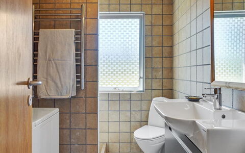 Hila - 900M from the Sea: Badkamer, Loodgieterswerkinrichting, Muur, Flooring, Interieur Ontwerp, Wastafel, Verdieping, Wastafel In De Badkamer, Kraan, Loodgieter