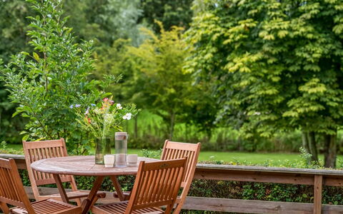 Hila - 900M from the Sea: Meubilair, Groen, Buitenmeubels, Hout, Tafel, Buitentafel, Tuin, Stoel, Beits, Hardwood