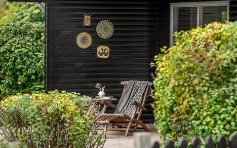 Hila - 900M from the Sea: Hout, Struik, Tuin, Groundcover, Siding, Werf, Verblijf, Backyard, Bloempot