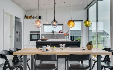 Alyna - 200M from the Sea: Meubilair, Interieur Ontwerp, Lichte Inrichting, Flooring, Kroonluchter, Hout, Plafond, Keuken En Eettafel, Verdieping, Eetkamer