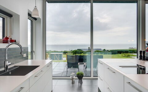 Alyna - 200M from the Sea: Keuken, Flooring, Interieur Ontwerp, Meubilair, Countertop, Verdieping, Toestel Van De Keuken, Cabinetry, Plafond, Keuken En Eettafel