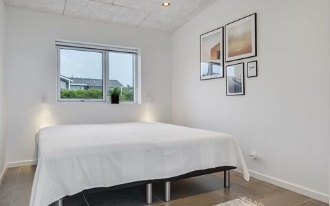 Alyna - 200M from the Sea: Muur, Flooring, Interieur Ontwerp, Verdieping, Plafond, Hout, Kamer, Slaapkamer, Lichte Inrichting, Bed