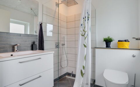 Alyna - 200M from the Sea: Flooring, Loodgieterswerkinrichting, Badkamer, Interieur Ontwerp, Verdieping, Badkamerkast, Loodgieter, Kraan, Wastafel, Tegel
