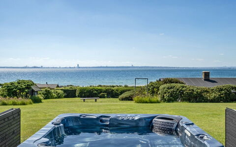 Alyna - 200M from the Sea: Verblijf, Huis, Huis, Dak, Veranda, Landgoed, Siding, Garden Gebouwen, Boerderij, Werf
