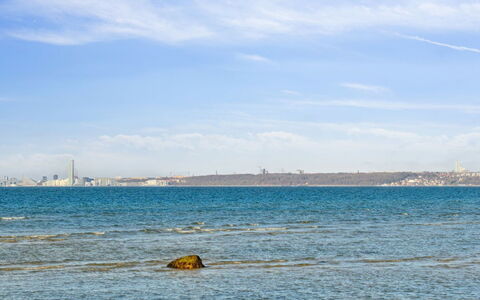 Dzavid - 10M from the Sea: Huis, Dak, Huis, Deur, Verblijf, Schaduw, Tuin, Groundcover, Veranda, Werf