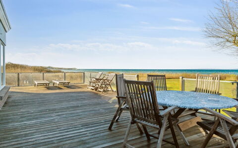 Dzavid - 10M from the Sea: Huis, Dak, Huis, Deur, Verblijf, Schaduw, Tuin, Groundcover, Veranda, Werf