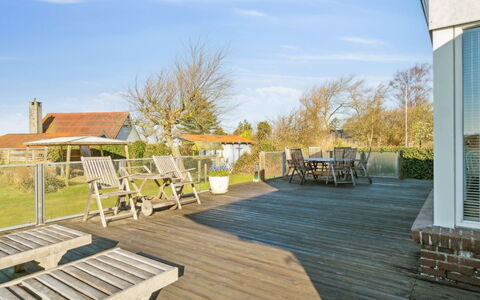 Dzavid - 10M from the Sea: Huis, Dak, Huis, Deur, Verblijf, Schaduw, Tuin, Groundcover, Veranda, Werf