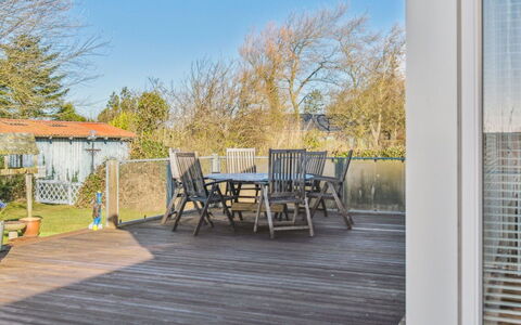 Dzavid - 10M from the Sea: Huis, Dak, Huis, Deur, Verblijf, Schaduw, Tuin, Groundcover, Veranda, Werf